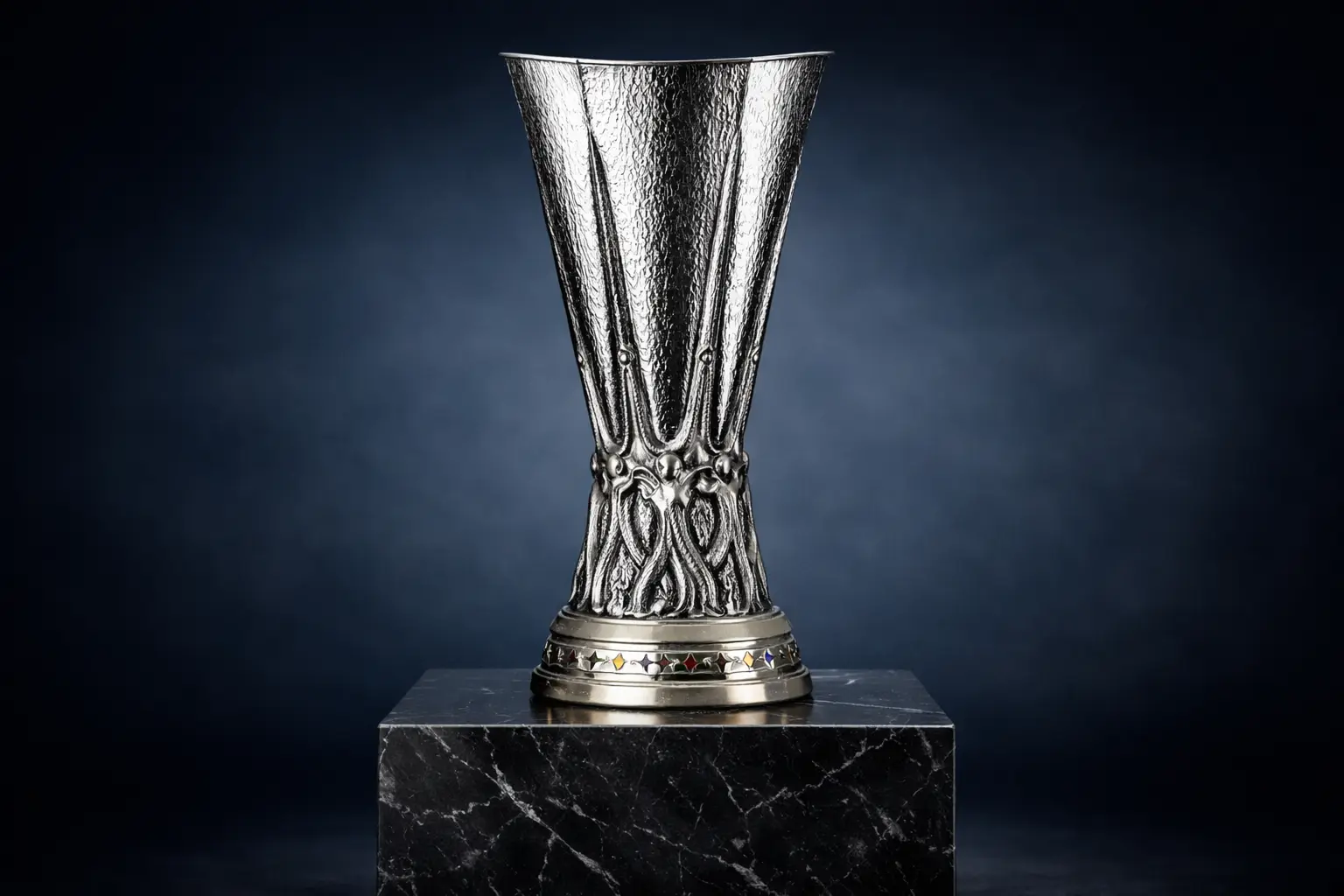 Trofeo dell'Europa League esposto su un piedistallo